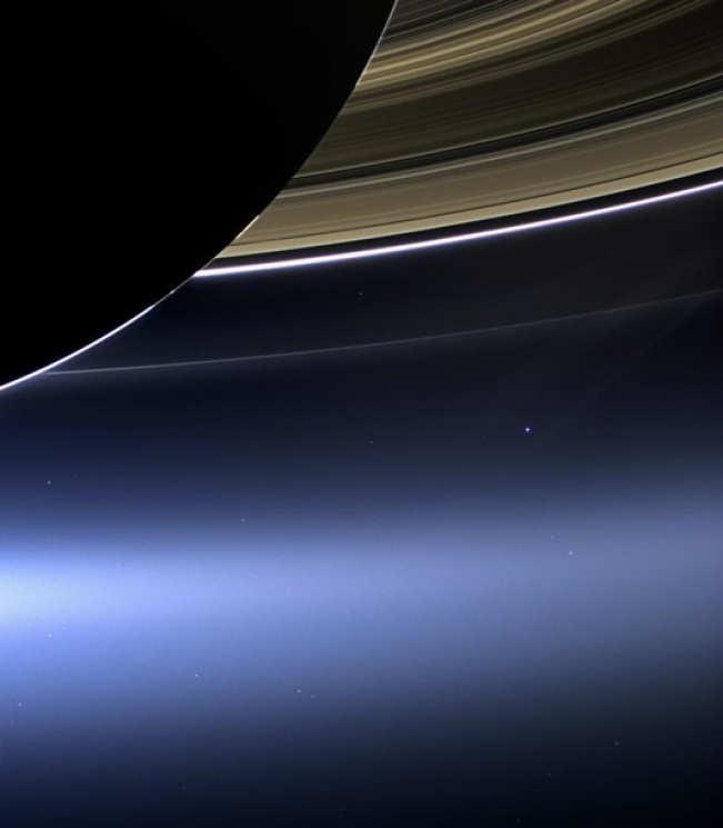 Зонд Cassiniпередал на Землю снимок спутника Сатурна