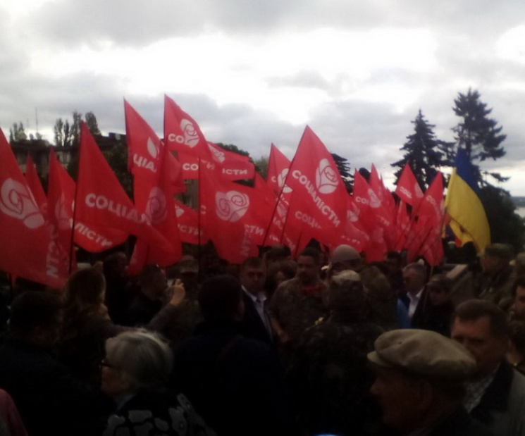 В Днепре День Победы празднуют с символикой партий: фото В Днепре День Победы празднуют с символикой партий: фото