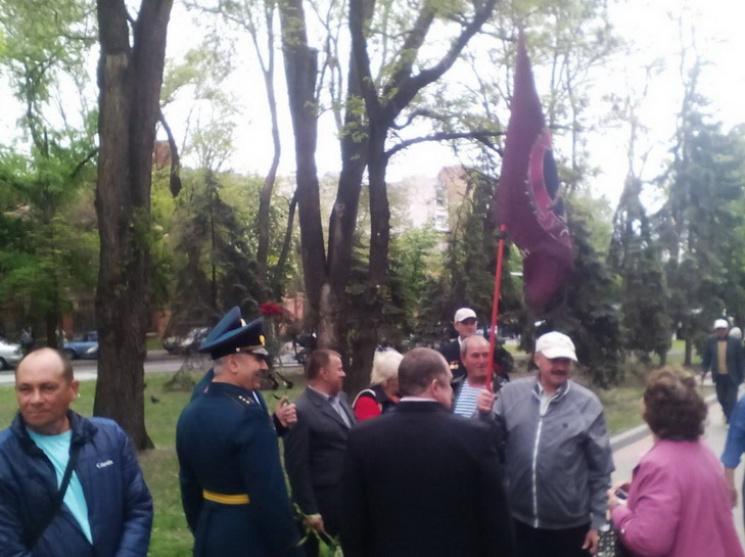 В Днепре День Победы празднуют с символикой партий: фото В Днепре День Победы празднуют с символикой партий: фото