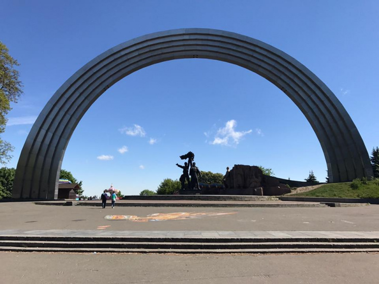 З арки Дружби народів зняли різнокольорові елементи