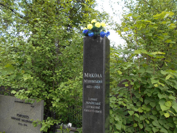 Вандали вкрали погруддя Міхновського з Байкового кладовища
