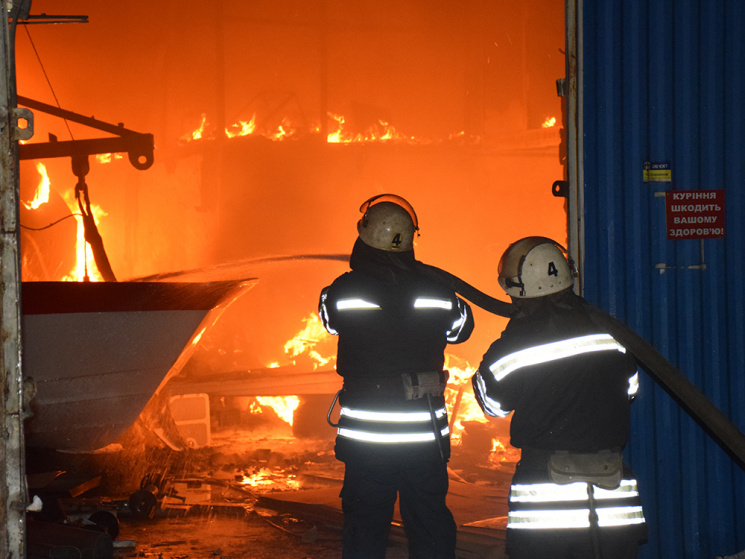 У Миколаєві загасили масштабну пожежу на підприємстві з виробництва човнів і яхт