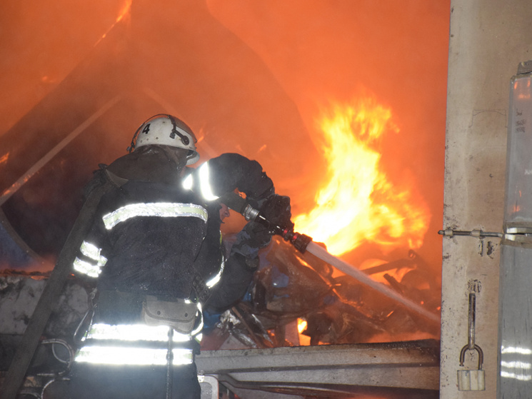 У Миколаєві загасили масштабну пожежу на підприємстві з виробництва човнів і яхт