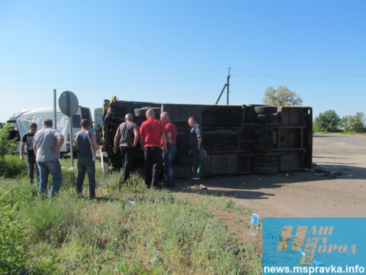 На Запоріжжі перекинувся автобус: постраждало 32 особи