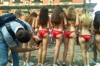 З'явилися нові фото розваг дівчат в купальниках у центрі Львова (ФОТОРЕПОРТАЖ)