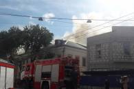 У центрі Харкова спалахнула академія, з будівлі вириваються стовпи диму (ВІДЕО, ФОТО)