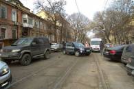 В центрі Одесі два позашляховики потрапили у ДТП, і заблоковали рух на одній з вулиць (ФОТО)