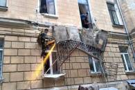 Рятувальник демонтують рештки балкону, що обвалився на Єкатерининьскій (ФОТО)