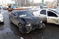 У Харкові водій невдало повернув та зачепив 