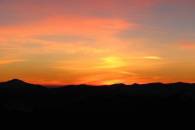 Як різнобарвно сідає сонце на засніжених вершинах Карпат (ФОТО)