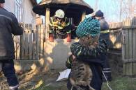 Як закарпатські рятувальники визволяли кота з халепи (ФОТО)