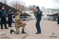 В Одесі військовослужбовець освідчився коханій з патрульної поліції під час шикування (ФОТО, ВІДЕО)