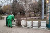 На Привокзальній площі газони відгородили від пішоходів бетонними вазами (ФОТО)