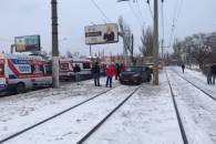 На Миколаївській дорозі атівка злетіла з дороги: Травмувалися три людини (ФОТО)