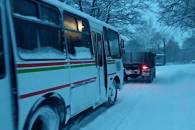 У Кременчуці в сніговому полоні застряг пасажирський автобус