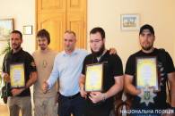 Головний поліцейський Одещини нагородив активістів, які в Одесі затримали стрілка (ФОТО)