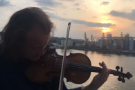 Скрипаль-віртуоз зіграв на даху покинутого одеського готелю (ВІДЕО)