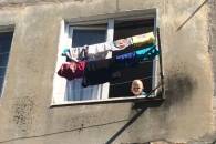 На Прикарпатті малюк ледь не випав із вікна через п'яних батьків (ФОТО, ВІДЕО)