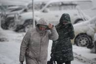 У Харкові на зупинках виникли величезні черги, входи до метро замело (ВІДЕО, ФОТО)