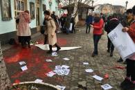 В Ужгороді учасниць акції за права жінок облили фарбою (ФОТО)