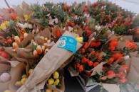 Весняний сюрприз від мера: 8 березня у Дніпрі всім жінкам дарували квіти (ФОТО)