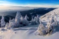 Ще трохи снігу: Якими сонячно-сніжними бувають вершини у карпатському заказнику (ФОТО)