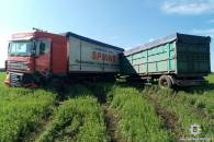 На Харківщині вантажівка з причепом розтрощила 