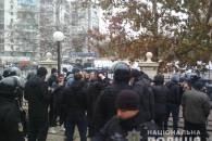 Через конфлікт біля суду в Одесі до поліції доставили близько 50 чоловіків (ВІДЕО)