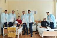Збірна України з футболу відвідала поранених бійців у військовому шпиталі Харкова (ФОТО)