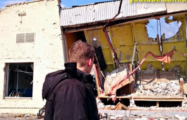 Луганчани по шматочку розбирають зруйнов…