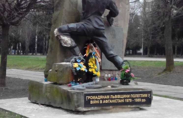У Львові "обезголовили" пам'ятник воїнам…