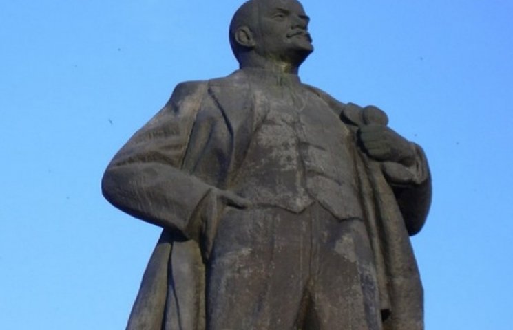 У Харкові масово валять пам'ятники радян…