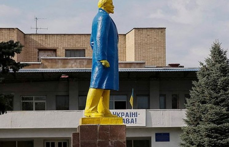 На Донеччині пам'ятник Леніну став схожи…