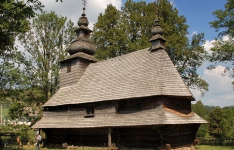 На Закарпатті унікальна дерев'яна церква…