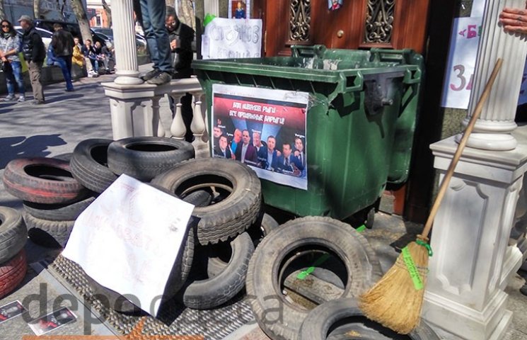 Прокуратуру Одещини заблокували смітнико…