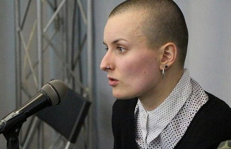 Голомозая вдова боевика Дремова приехала…