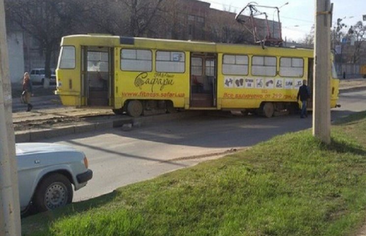 В Харькове трамвай с пассажирами вылетел…