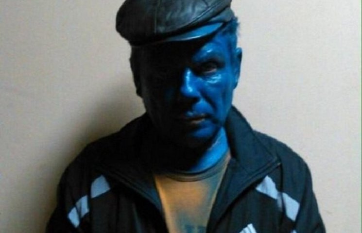 Активісти піймали та пофарбували в синій…