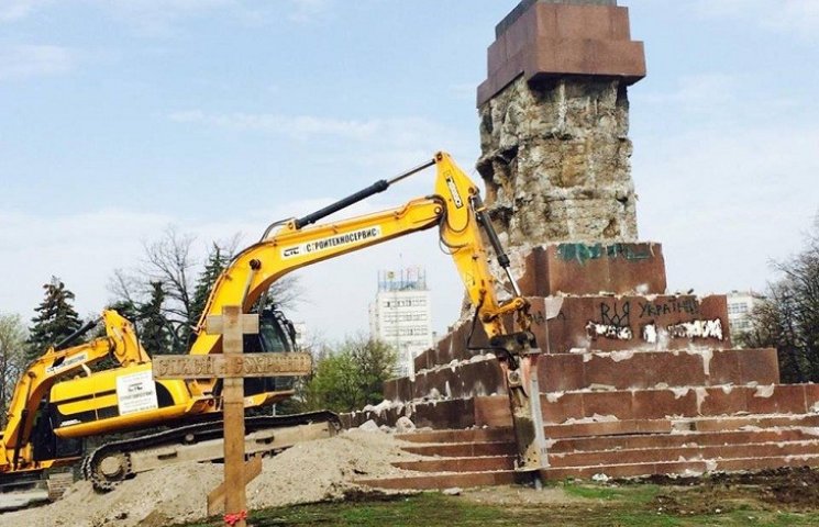 В Харькове демонтируют постамент от круп…