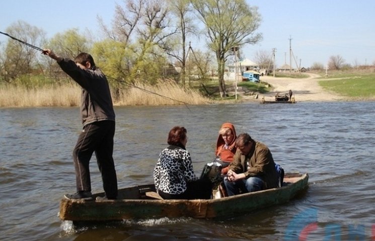 На Луганщині люди перетинають лінію розм…