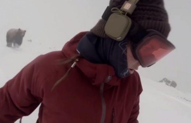 Сноубордистка во время спуска с горы едв…