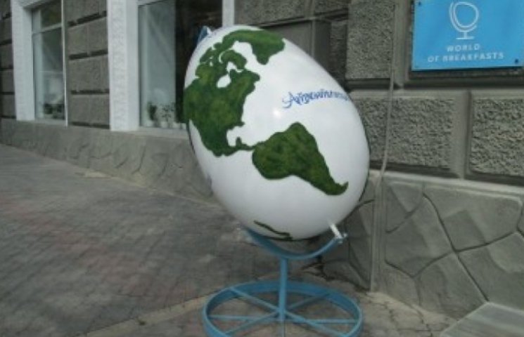 В центрі Одеси з'явилося величезне яйце,…
