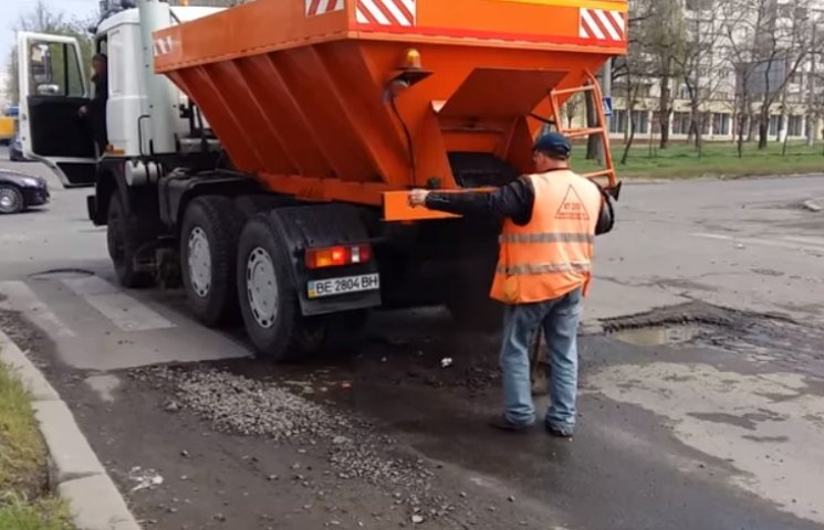 Миколаївець назвав ремонт доріг у місті…