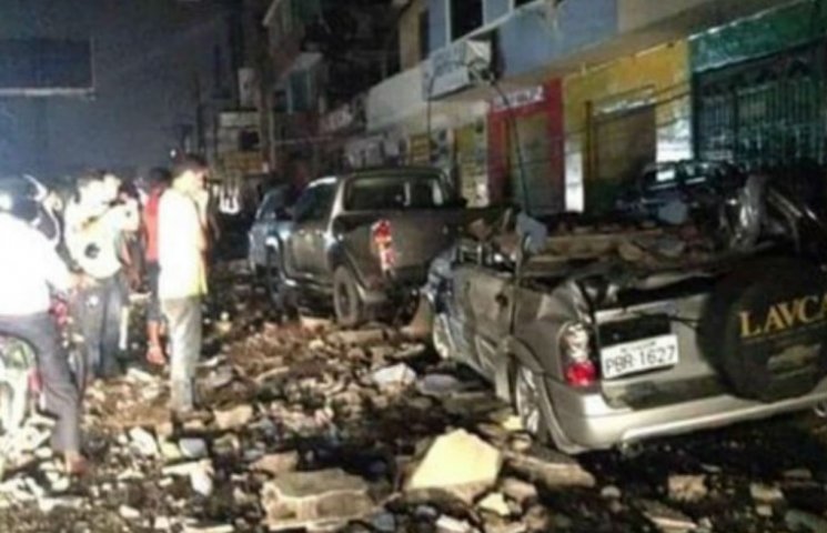 Від землетрусу в Еквадорі естакада впала…