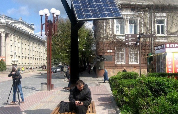 Первое в Украине "солнечное" дерево зара…