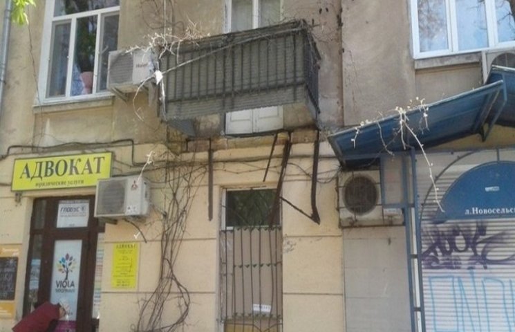 В центре Одессы рухнул балкон жилого дом…
