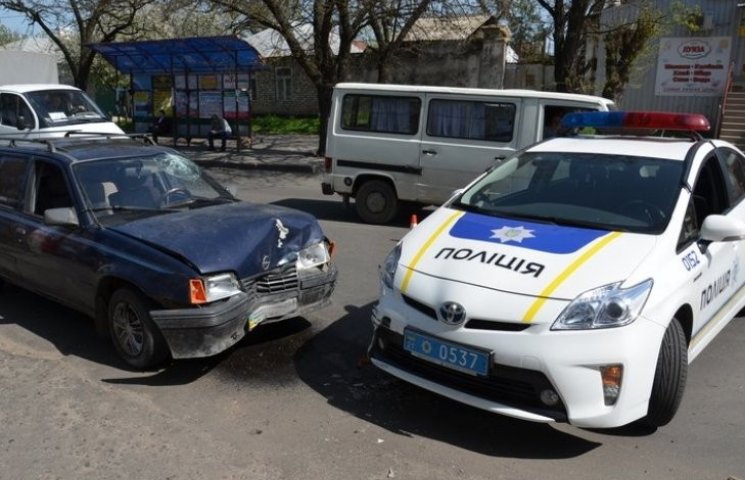 У Миколаєві Opel протаранив Prius патрул…