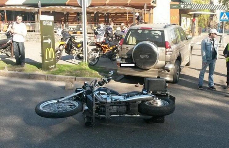 В Черкассах внедорожник сбил мотоцикл…
