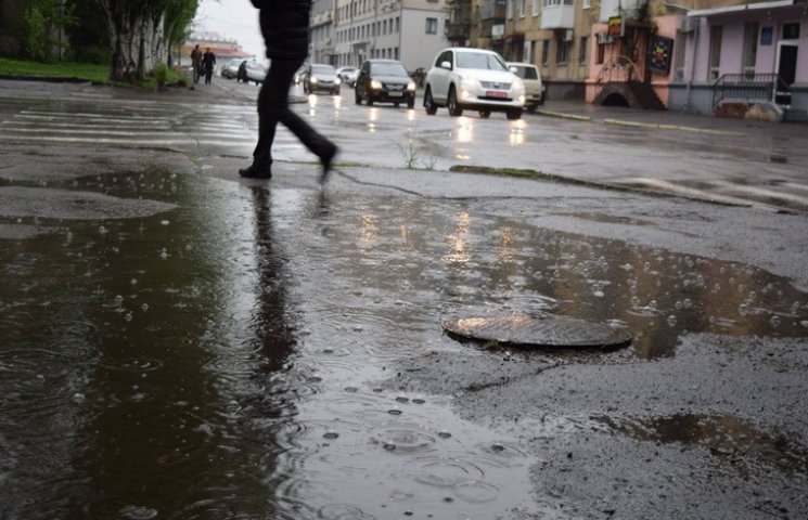 Через зливу дороги Дніпропетровська пере…