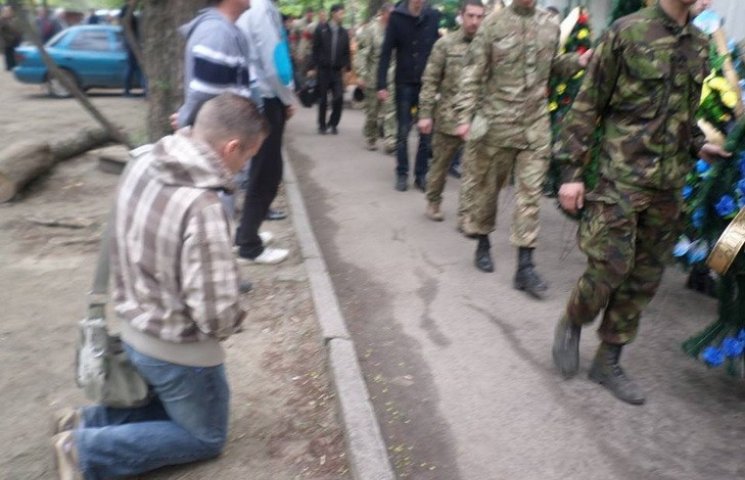В Днепропетровске люди на коленях встреч…